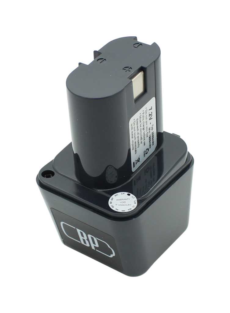 Schwarzer Werkzeugakku mit erhöhtem Aufsatz und seitlichem Etikett, freigestellt vor weißem Hintergrund